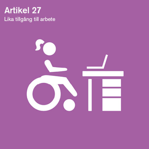 En kvinna i rullstol sitter vid sin ergonomiska kontorsarbetsplats.
